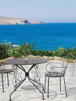 Silla con reposabrazos para exterior apilable Etienne