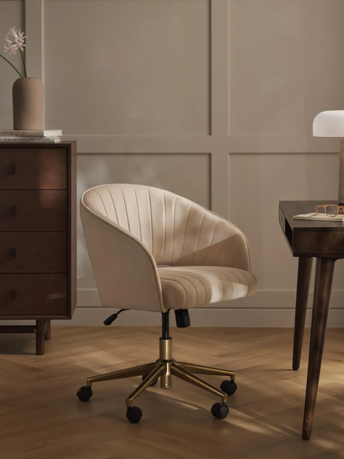 Silla de escritorio de terciopelo con reposabrazos Laria, altura regulable