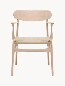 Silla de madera con asiento tejido a mano y reposabrazos CH36