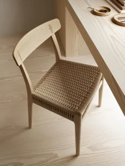 Silla de madera con asiento tejido a mano CH23