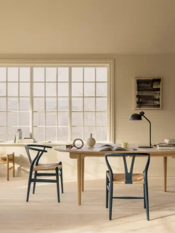 Silla de madera con asiento tejido a mano CH24