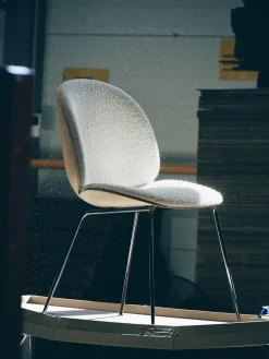 Silla tapizada en tejido bouclé con asiento Beetle