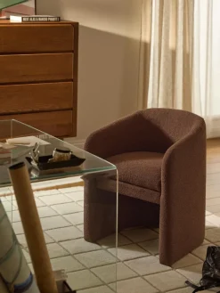 Sillón con reposabrazos en tejido bouclé Mairo