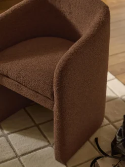 Sillón con reposabrazos en tejido bouclé Mairo