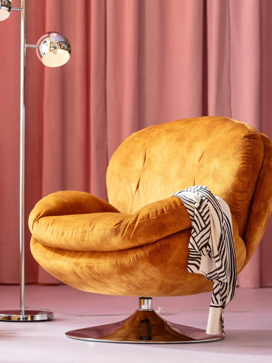 Sillón giratorio de terciopelo Cosy