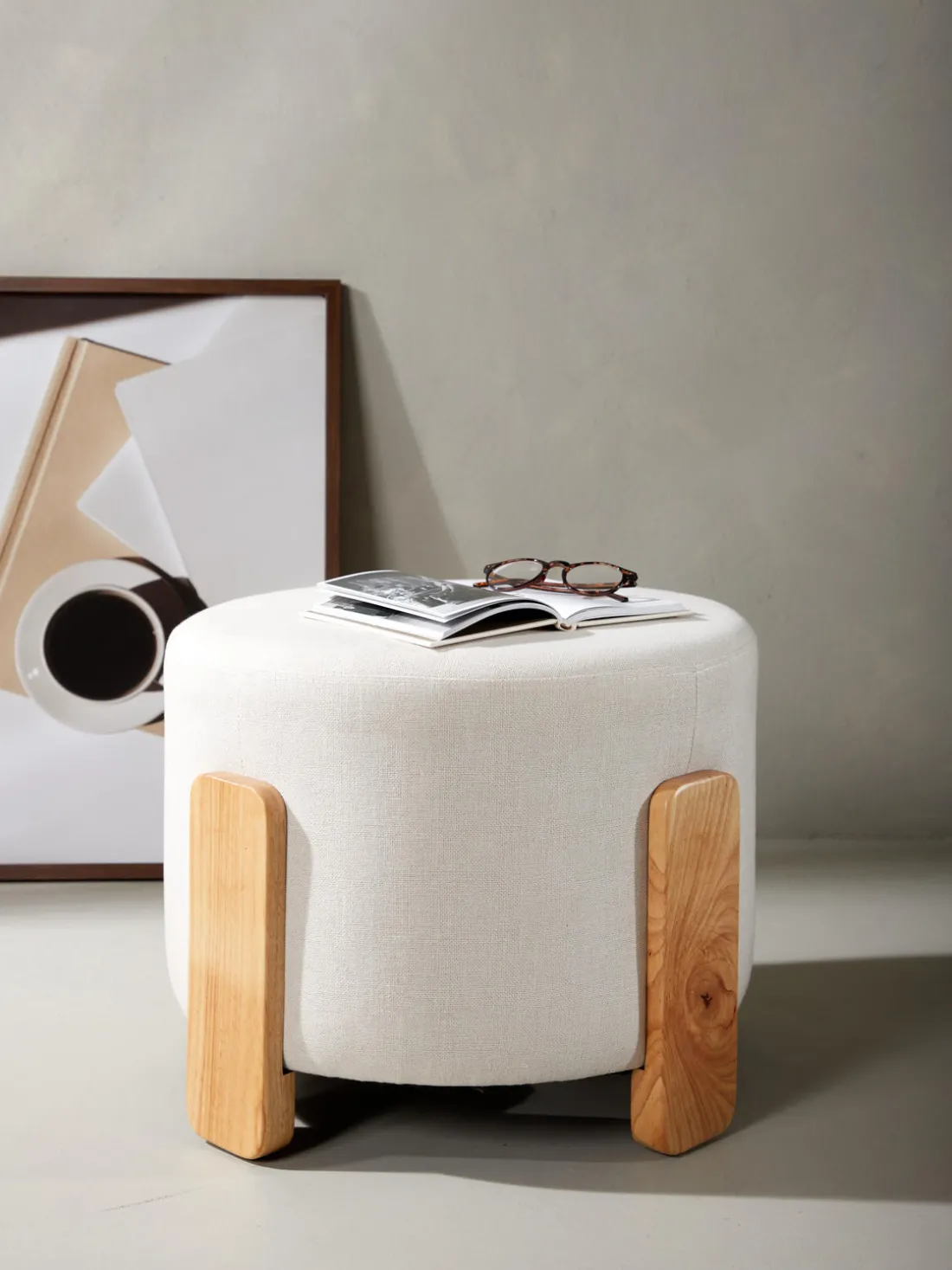 Taburete de lino con patas de madera Coffey