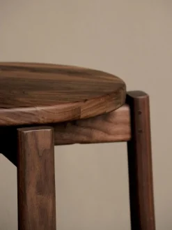 Taburete de madera de nogal Passage