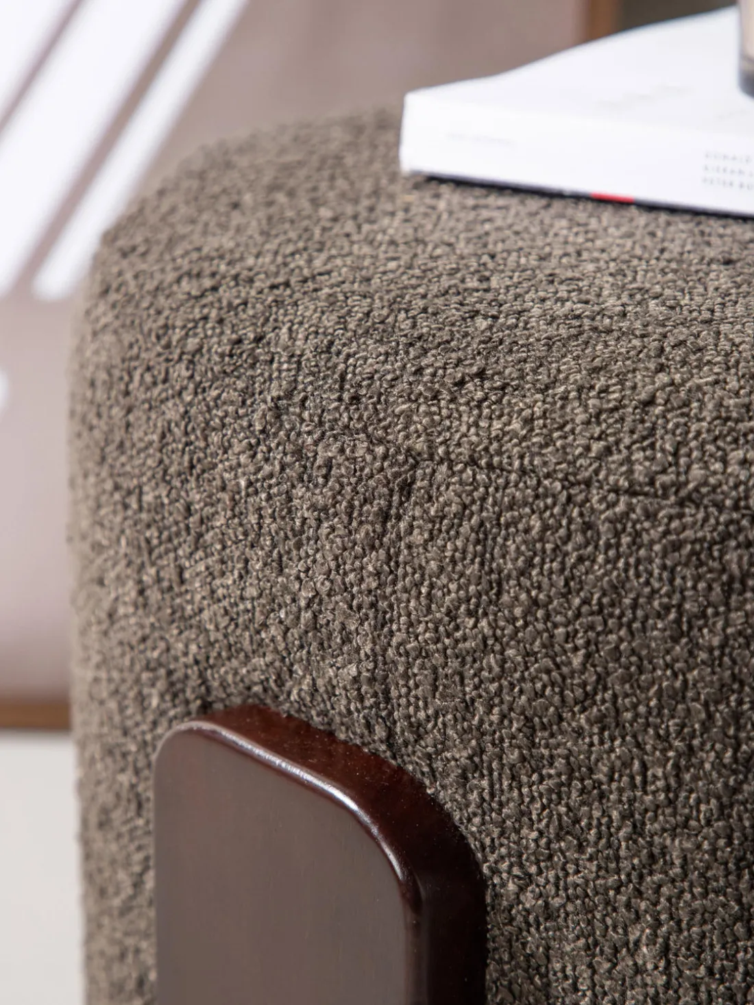 Taburete de tejido bouclé con patas de madera Coffey