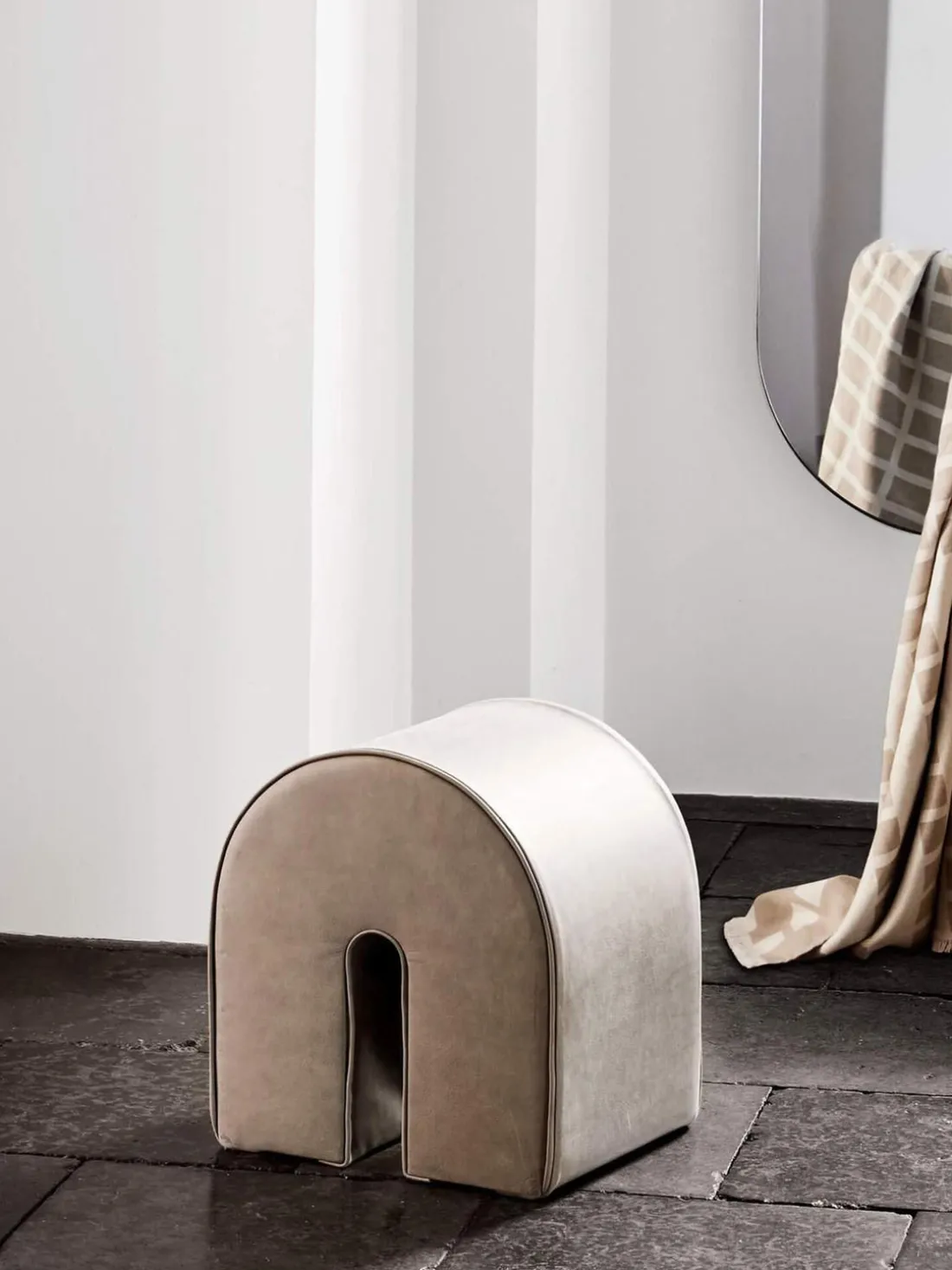 Taburete tapizado en piel de nobuck Curved