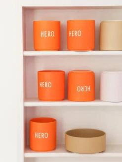 Taza de diseño con letras Favourite HERO