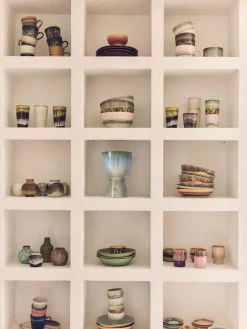 Taza pintada a mano con esmalte reactivo 70's