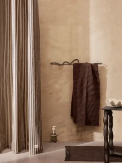 Toallero de pared artesanal de metal Curvature