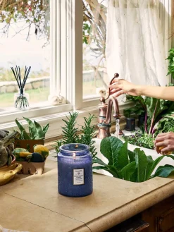 Vela perfumada artesanal Mediterranean Lemon (limón, bergamota, jazmín y ámbar solar)