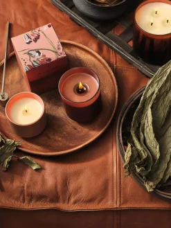 Vela perfumada de tres mechas Statement (almizcle de cachemira, hoja de tabaco y naranja)