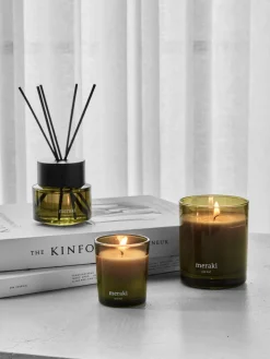 Vela perfumada Oud Leaf (rosa, madera de cedro, jazmín, iris y lirio de los valles)