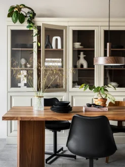 Vitrina de madera de pino Chow