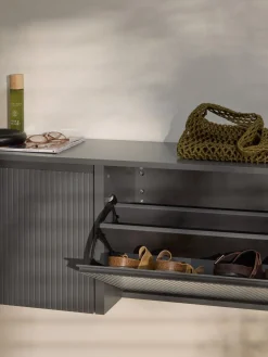 Zapatero de pared con puertas abatibles y frente acanalado Shea