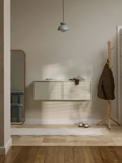 Zapatero de pared con puertas abatibles y frente acanalado Shea